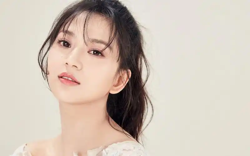 唐本身穿白色薄纱透视裙,翩然起舞笑容自在_哔哩哔哩