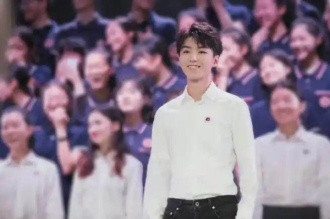 王俊凯的高中毕业照