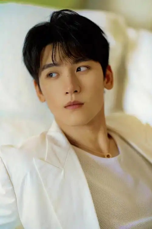 简介:黄俊捷白色西装文艺浪漫写真图片,分享一组黄俊捷图片给大家,图