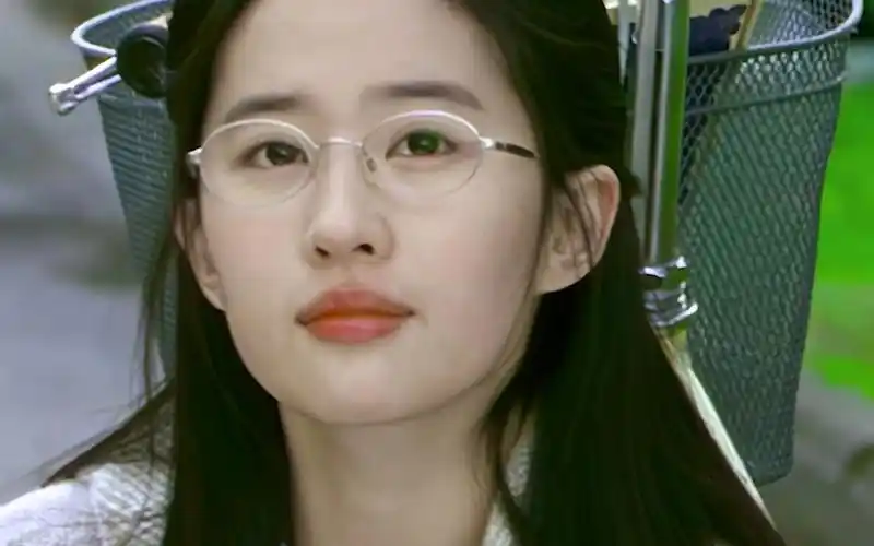 恋爱通告戴眼镜的刘亦菲