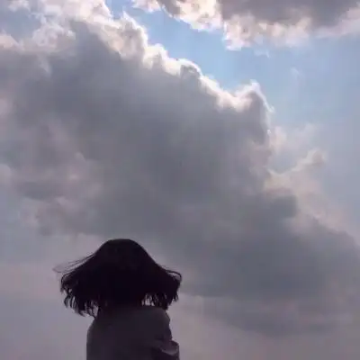 女生背影头像唯美意境图片心云间凝听