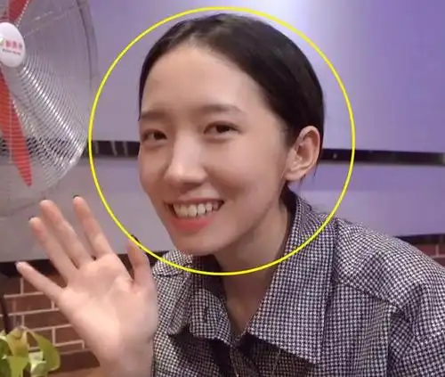 孟美岐素颜照公开皮肤水灵灵不像22岁上妆后颜值我没眼花吧