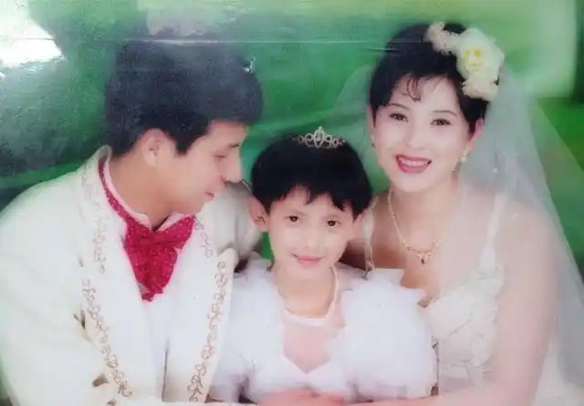 童年张予曦和父母的合影