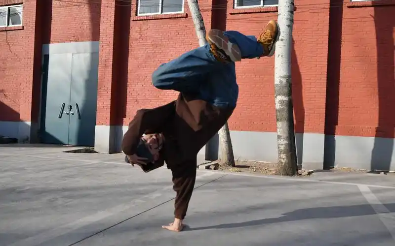 腿部动作(footwork),整体动作(power move),定点(freeze)等四部分内容