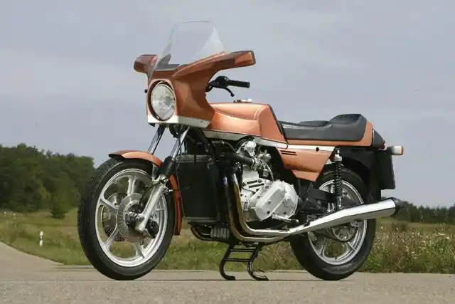 奥迪z02摩托车碍于当时销售策略的考量,虽然有产出原型车,最后仍