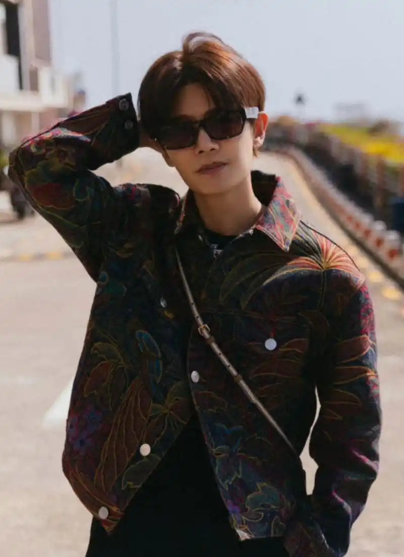 任嘉伦澳门街头闲逛散心,一身潮服时尚感拉满,男明星的日常照也可以拍