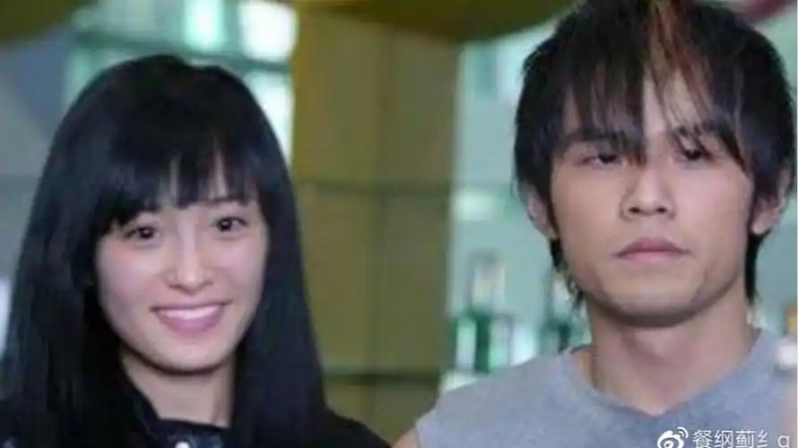 周杰伦杨幂早期合照被曝光,年轻时青涩对比现在颜值变化巨大