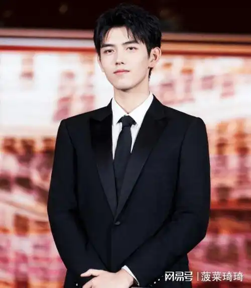 献鱼刚杀青陈飞宇就无缝衔接新剧和大三岁的她开启姐弟恋