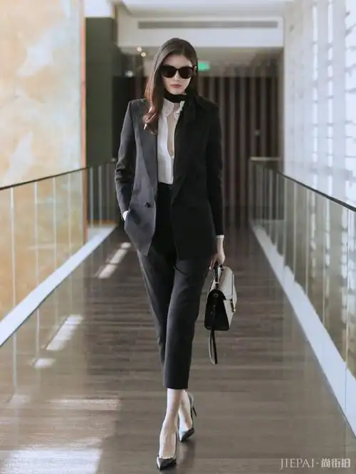 何穗穿西服套装气场强大这样的气质绝对霸道女总裁