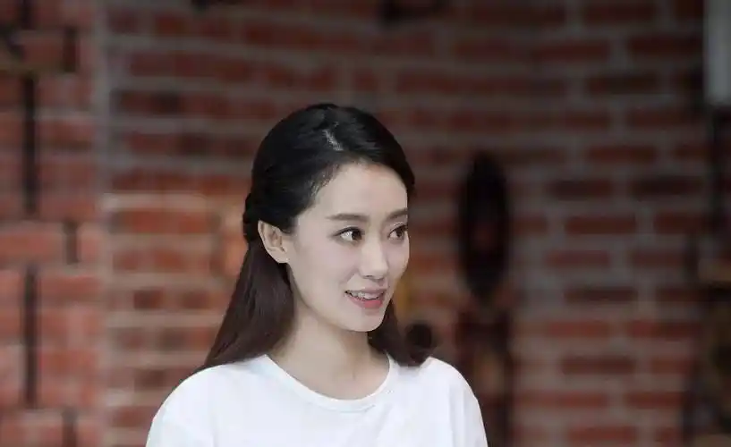 张小斐的辛酸上位史,被导演质疑长相,还好冯巩帮她,贾玲捧她_袁姗姗