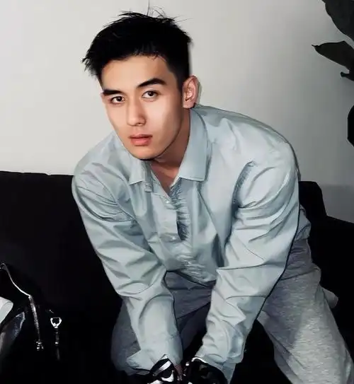 这个00后禁欲系校草凭一张帅照征服了50万人?