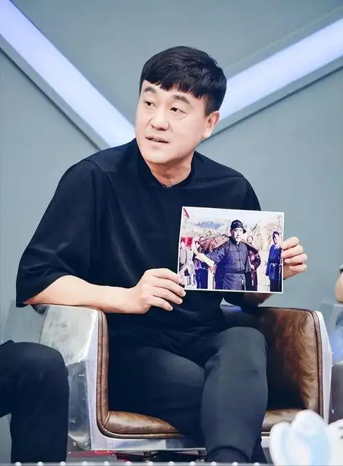 演员何冰:为何结婚几十年0绯闻?看看妻子是谁就知道了_腾讯新闻