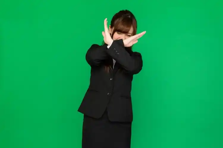 职场女生绿色背景5k人物素材图片