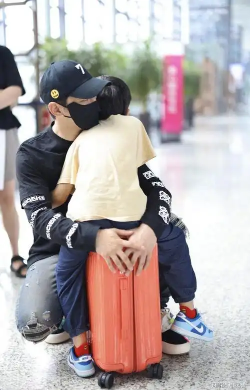 黄晓明带小海绵现身机场被拍杨颖粉丝开撕男方上赶着曝光孩子