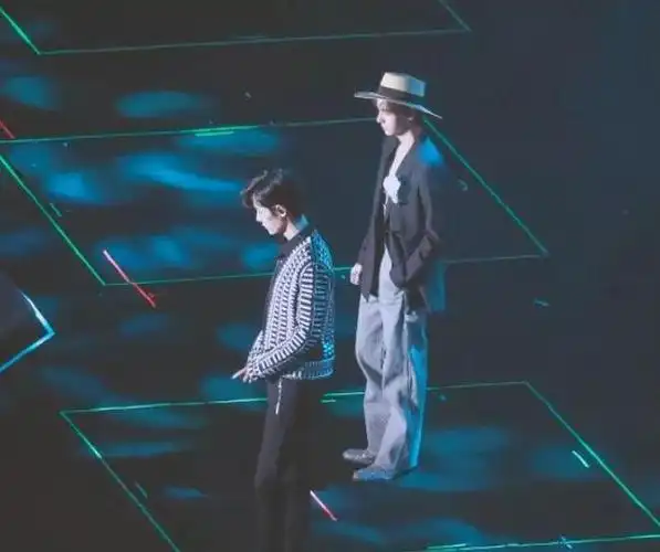 肖战台上等王一博当他从升降台现身谁注意两人的对视甜到了