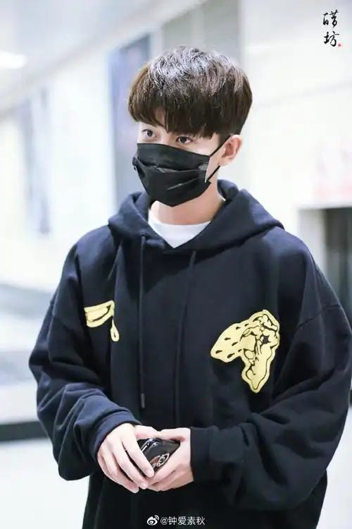 被口罩封印住的颜值#那个眼睛,口罩都封印不住的颜值@任嘉伦alleccr