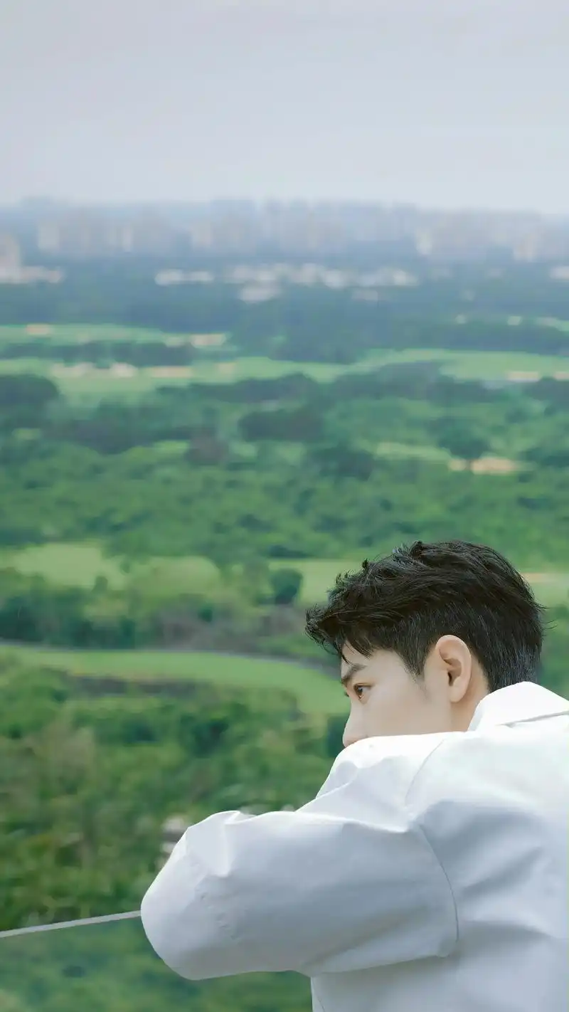 肖战    清风微雨洗纤尘,隽朗白衣存笑意.#一眼沦陷 # - 抖音