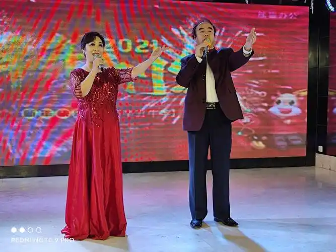 男女声二重唱《幸福中国一起走》 演唱者:吴占军,刘爱叶