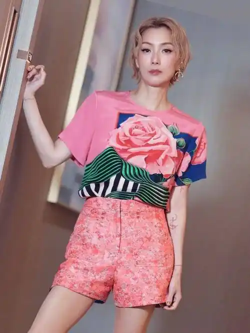 51岁的郑秀文,比25岁的你还美