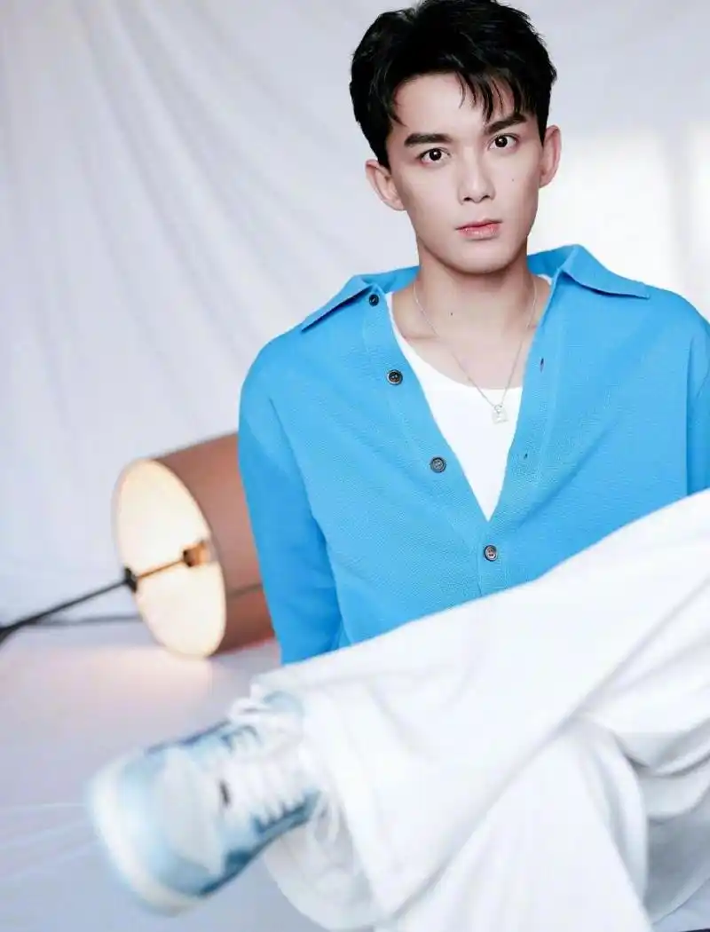 今日蓝系穿搭 吴磊 今日份清爽俊朗的"蓝朋友"