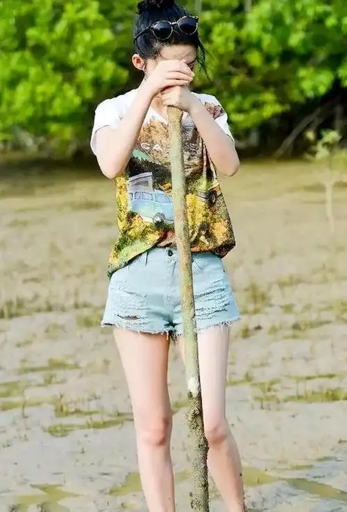 李沁的身材有多撩?看她蹲在沙滩上的样子,网友:太美