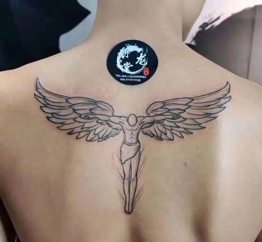 坠落天使纹身图片_背部纹身图案