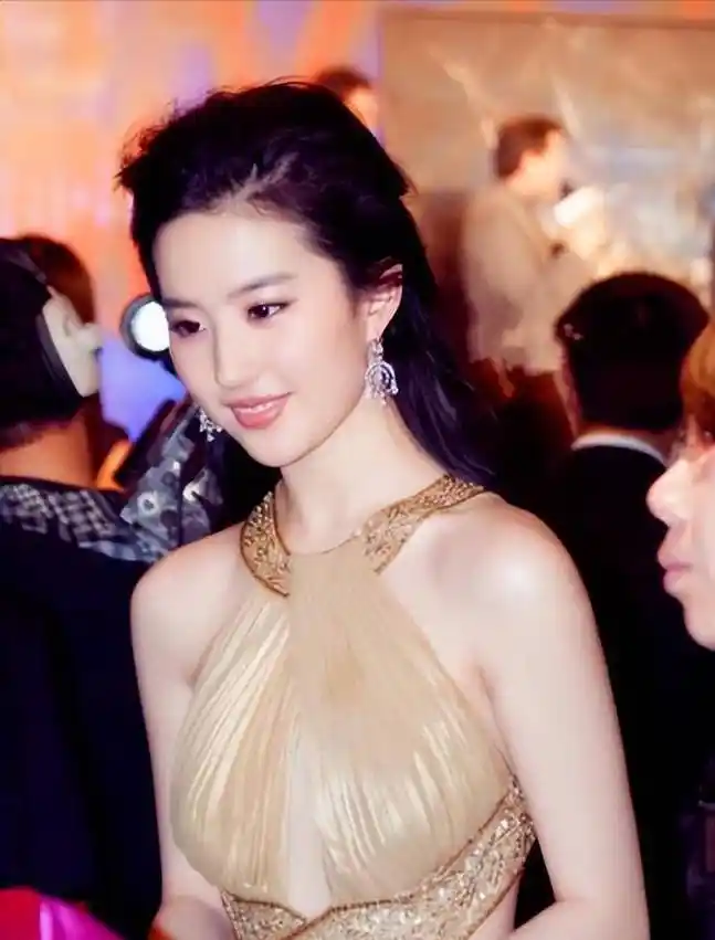 刘亦菲是"水灵大蜜桃"穿劣质裙子露一半,35岁气质满_金色_颜色_黄金很