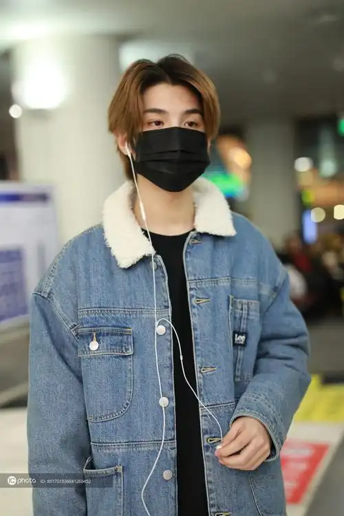 街拍黄明昊黑色卫衣羊羔绒牛仔外套牛仔阔腿裤休闲鞋帅气不羁