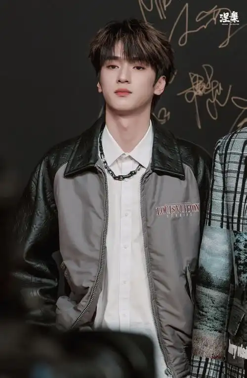 严浩翔微博音乐盛典秋日look