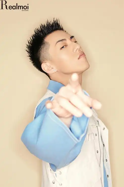 real moi magazine》七月刊封面人物——卡斯柏casper