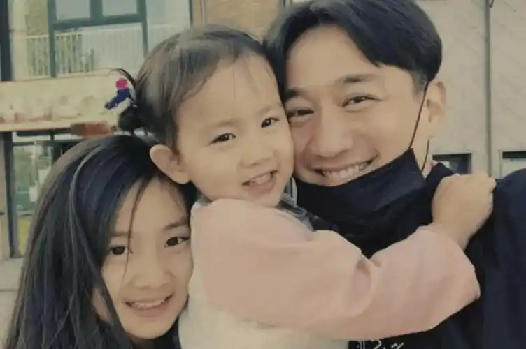 黄磊儿子近照曝光!单眼皮小眼睛长相清秀,和孙莉二女儿仿佛复制粘贴