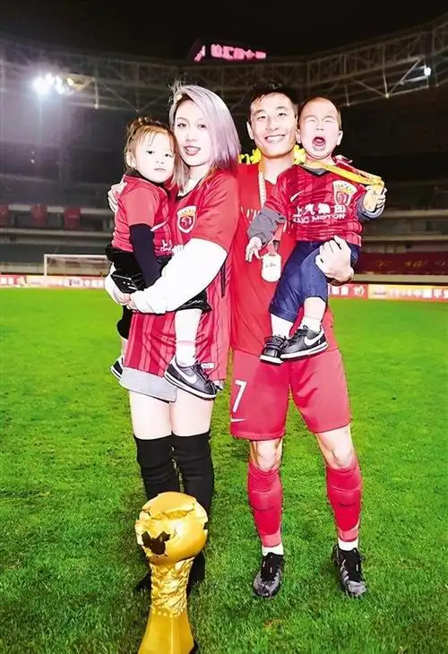 武磊已结婚6年,女友漂亮文静,现全职太太陪伴武磊在