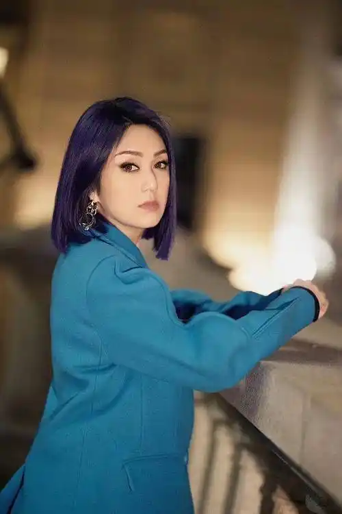 杨千嬅亮相央视榜上榜年度盛典 着蓝色阔肩西服气场全开_西装_写真