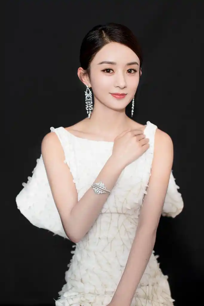 赵丽颖穿鱼尾裙拍写真端庄优雅显女神范