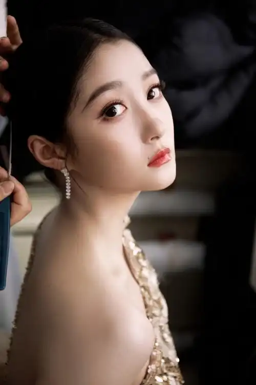 关晓彤鎏金礼服##春晚