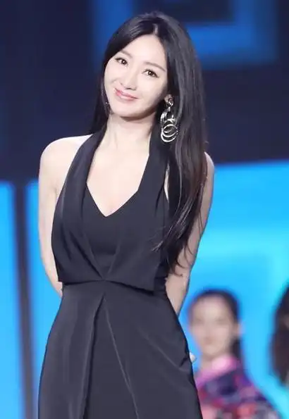 "王宝强女友冯清成被执行人!公司吊销标签高风险,恋情或遭质疑"