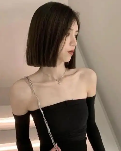 allback造型,尽显御姐气质,搭配短直波波头短发,高冷干练,彰显出迷人