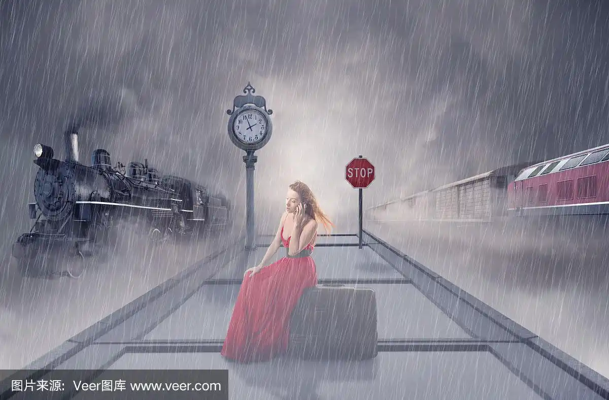 下雨天,一位穿红衣服的年轻女子在火车站站台上等候火车