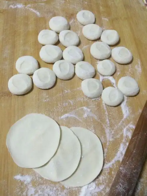 压扁剂子,擀成饺子皮