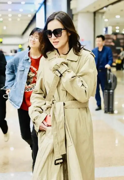 女明星穿风衣出行系带勒超紧衣服都皱了戴黑超酷劲十足
