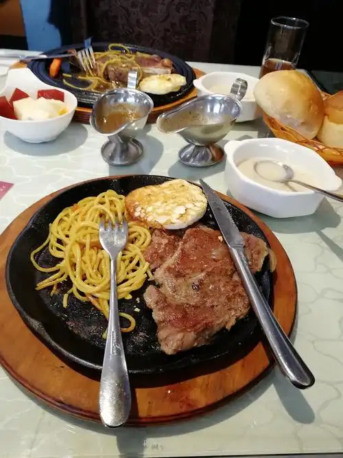 想着老妈一个人在家看病的困难,不禁泪湿眼眶;带老妈吃西餐,才想着