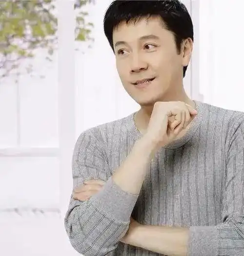 "蔡国庆,一位备受瞩目的中国歌手和演员,以其特有的音乐才华和