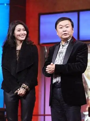 在爸爸的催促下,于明加只好跟胡俊发短信沟通了起来,没想到在了解了