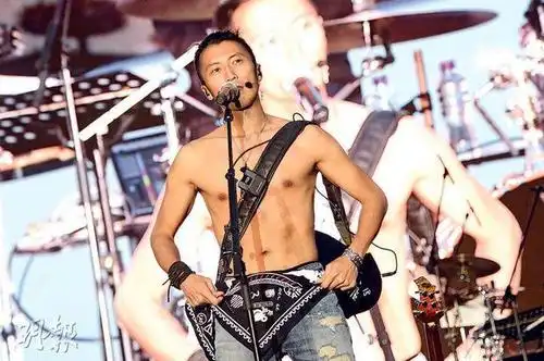 谢霆锋户外演唱兴奋脱衣谢贤探班弹吉他获赞有型