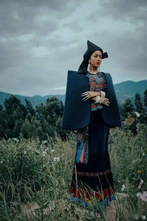 吉克隽逸身穿彝族阿都服饰端庄秀丽凸显民族特色