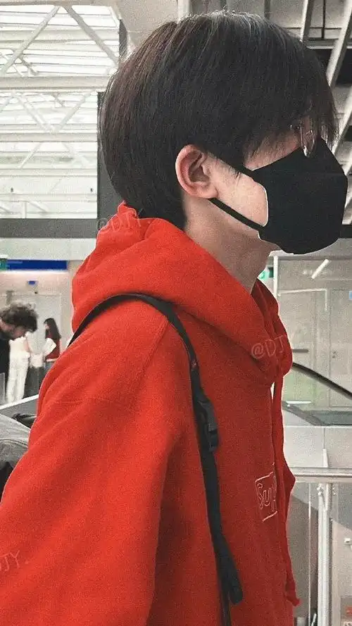 易烊千玺积家全球代言人