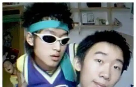 短视频之类的在网上到处都是,"羌族双煞"组合在这个时候横空出世,杨迪