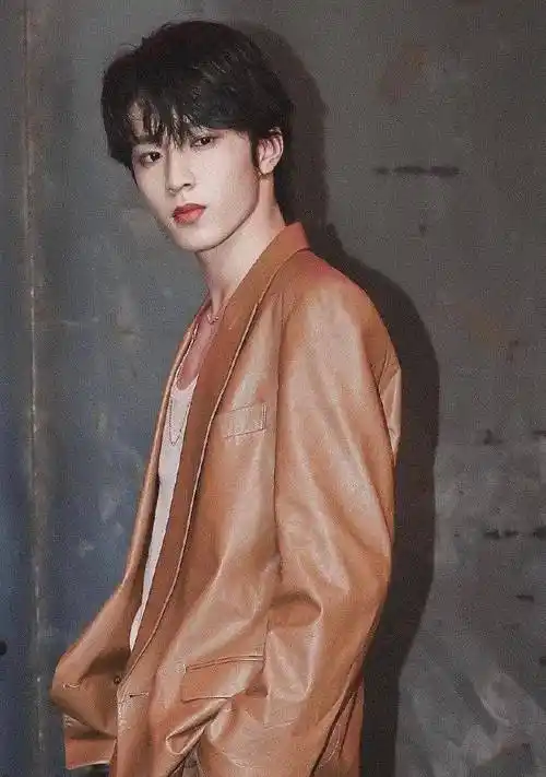 鹿晗粉底厚,赖冠霖刘海似逗号,穿搭显油腻_西装_时尚_刘耀文