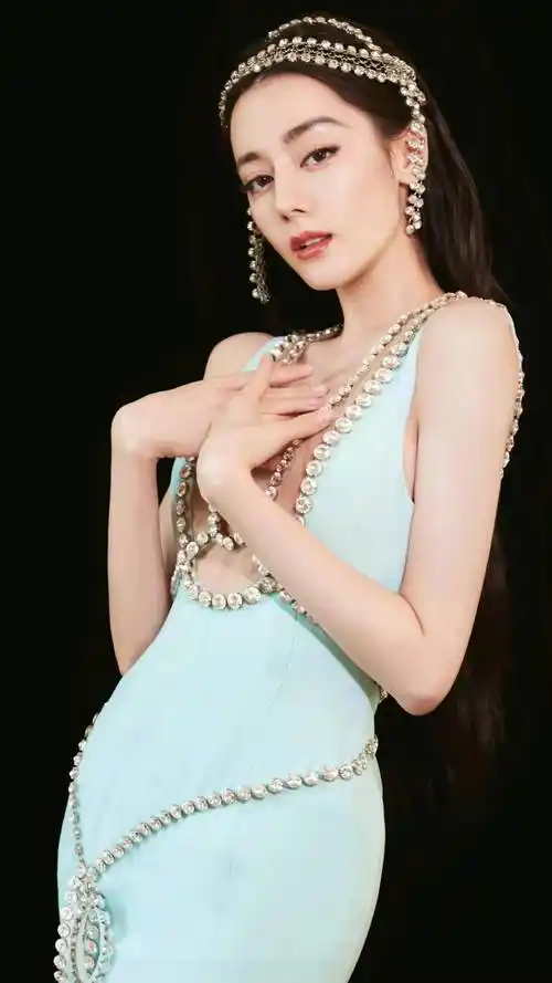 迪丽热巴真闪耀,穿浅蓝色礼服全身挂满水晶钻饰,奢华又大气_时尚_风格