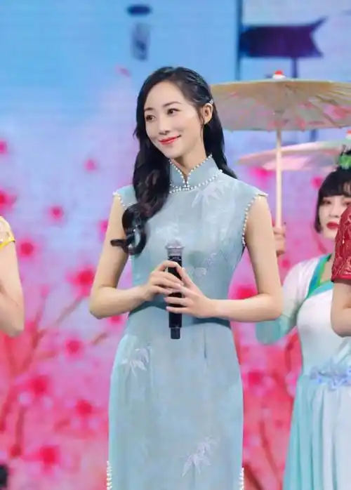 韩雪的身材太可了,穿白色v领无袖连衣裙凹造型,美极了_版型_感觉_部分